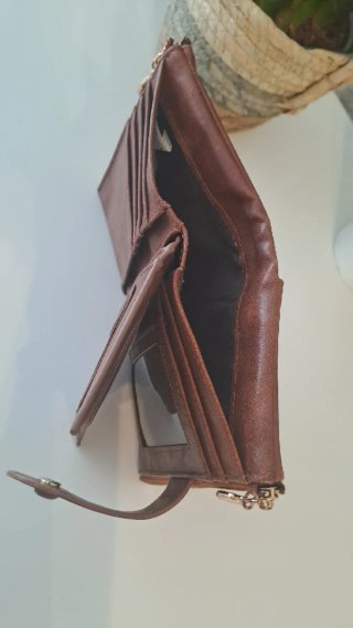 Monedero marrón con cremallera para mujer.