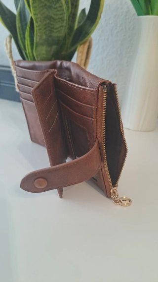 Monedero marrón con cremallera para mujer.