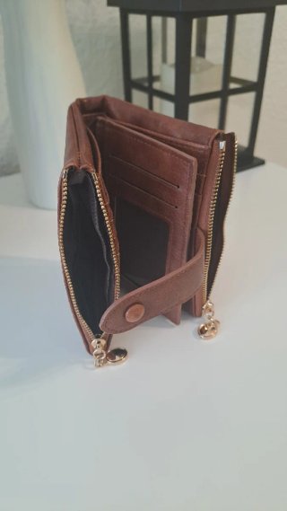 Monedero marrón con cremallera para mujer.
