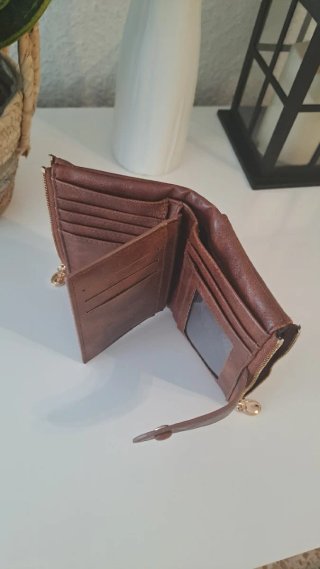 Monedero marrón con cremallera para mujer.
