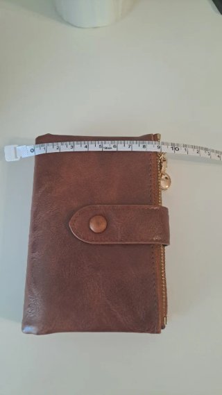 Monedero marrón con cremallera para mujer.