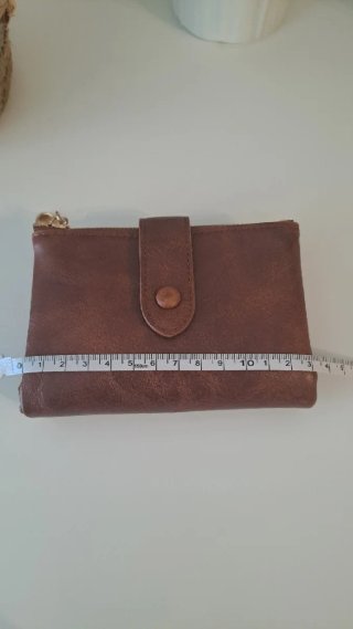 Monedero marrón con cremallera para mujer.