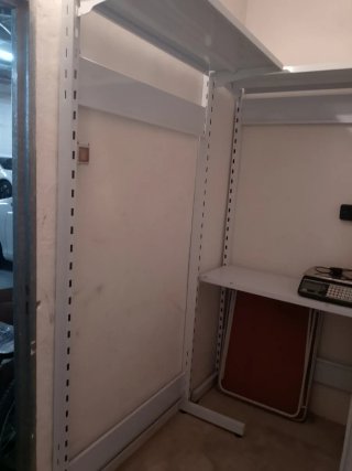 Estanterías y expositores varios Lote unos 50m