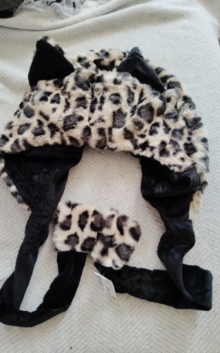 Gorro con orejas y bufanda