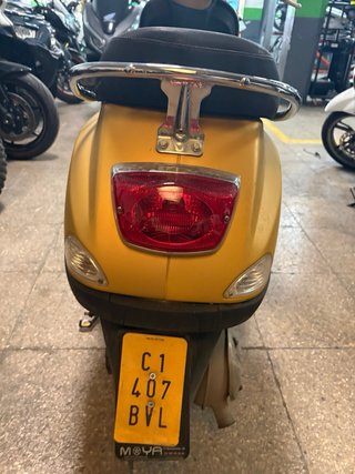 Vespa Piaggio LX 50 Amarilla.