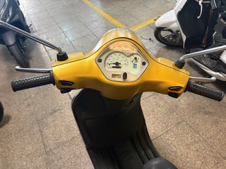 Vespa Piaggio LX 50 Amarilla.