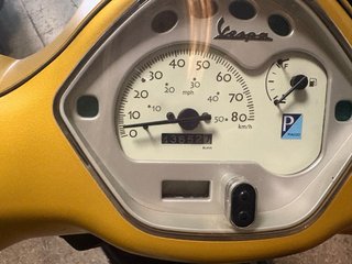 Vespa Piaggio LX 50 Amarilla.