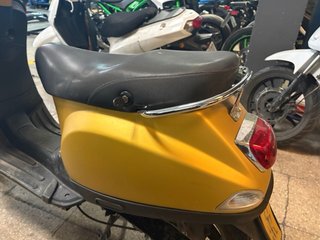 Vespa Piaggio LX 50 Amarilla.