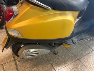 Vespa Piaggio LX 50 Amarilla.