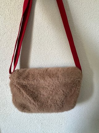 Bolso Barts peludo marrón y rojo. EXCELENTE ESTADO