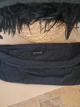 Capazo de rafia con plumas negras