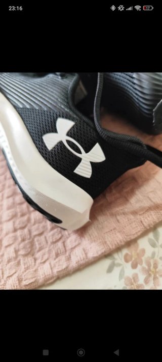 Zapatillas Under Armour Negras y Blancas