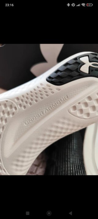 Zapatillas Under Armour Negras y Blancas