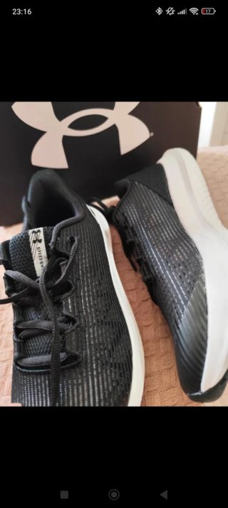 Zapatillas Under Armour Negras y Blancas