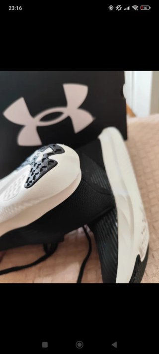Zapatillas Under Armour Negras y Blancas