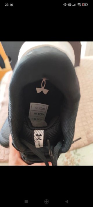 Zapatillas Under Armour Negras y Blancas