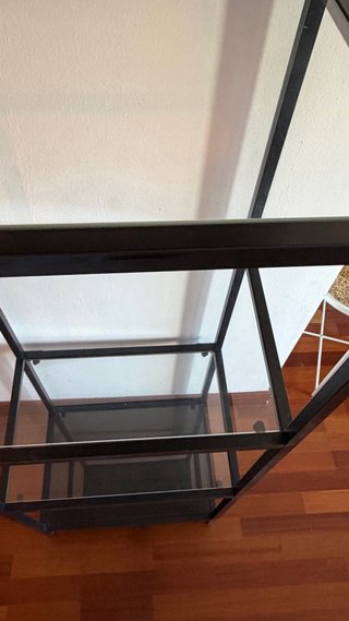 Scaffale nero e in vetro