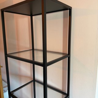Scaffale nero e in vetro