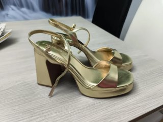 Sandalias doradas Stradivarius Talla 41