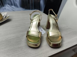 Sandalias doradas Stradivarius Talla 41