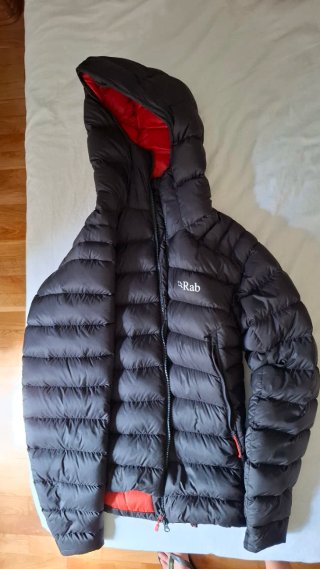 Chaqueta Rab Plumas Negra y Roja