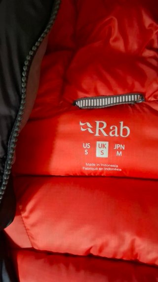 Chaqueta Rab Plumas Negra y Roja