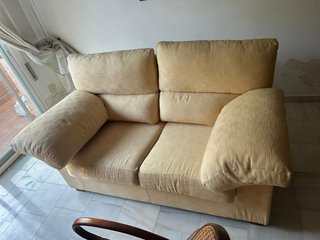 Sofá de tela beige y amarillo