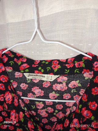 Vestido flores Stradivarius negro y rojo