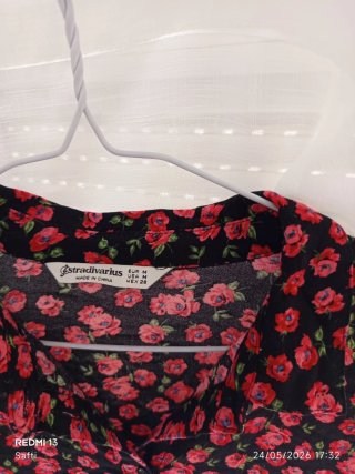Vestido flores Stradivarius negro y rojo