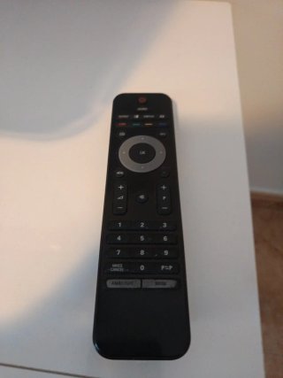 Televisor LCD Philips, 37 pulgadas.  HDMI, mando.