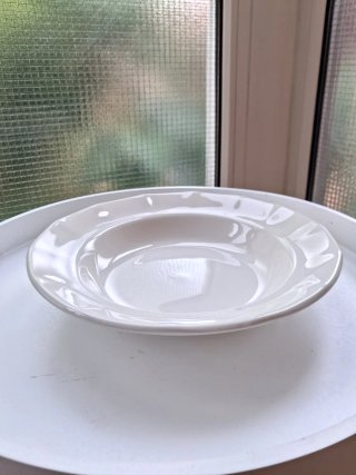 Platos hondos de porcelana blanca