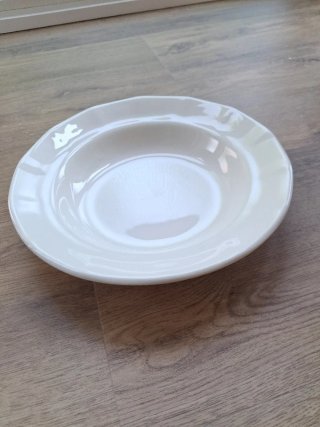 Platos hondos de porcelana blanca