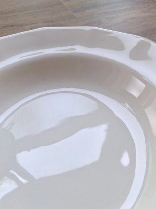 Platos hondos de porcelana blanca