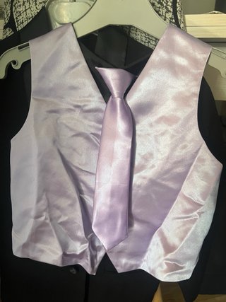 Traje de niño negro y morado, talla 5 años.