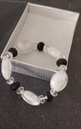 Pulsera de cuentas blancas y negras