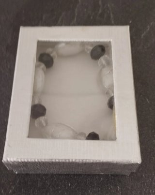 Pulsera de cuentas blancas y negras
