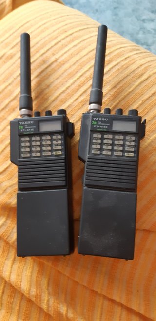 2 Walkie Talkies Yaesu FT-411E