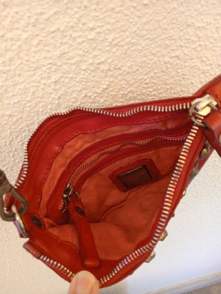 Borsetta tracolla rossa con borchie