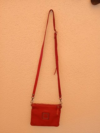 Borsetta tracolla rossa con borchie
