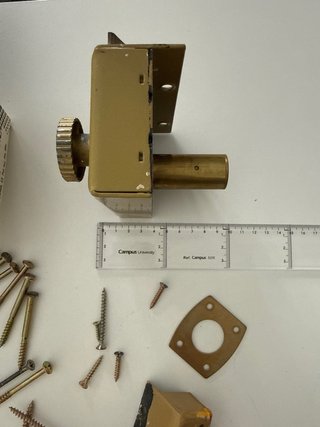 Cerradura de puerta dorada con llaves y tornillos