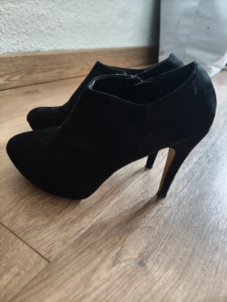 Botines de tacón de ante negro