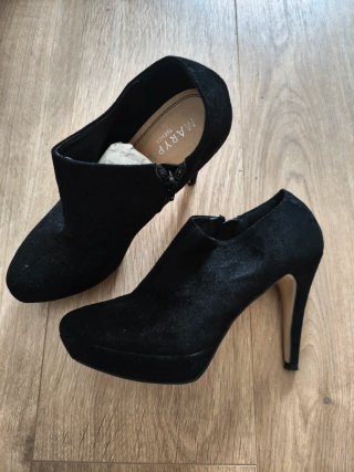 Botines de tacón de ante negro