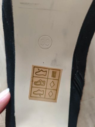 Botines de tacón de ante negro