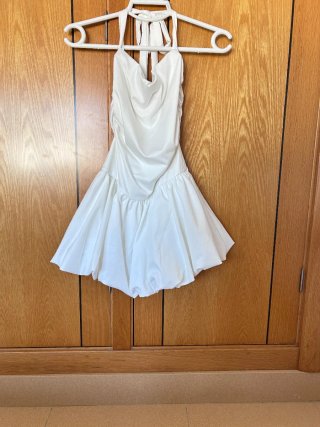 Vestido blanco halter con falda abullonada