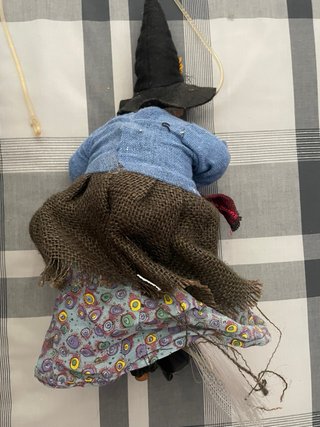 Figura de bruja colgante