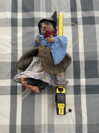 Figura de bruja colgante