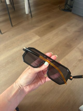 Gafas de sol cuadradas negras y naranjas