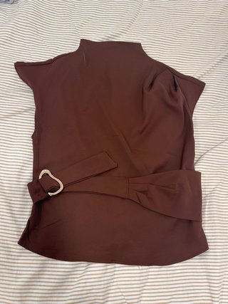 Blusa marrón con cinturón