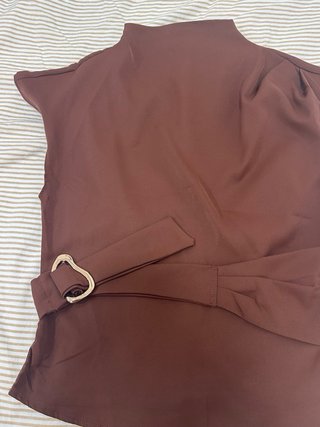 Blusa marrón con cinturón