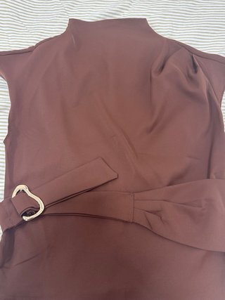 Blusa marrón con cinturón